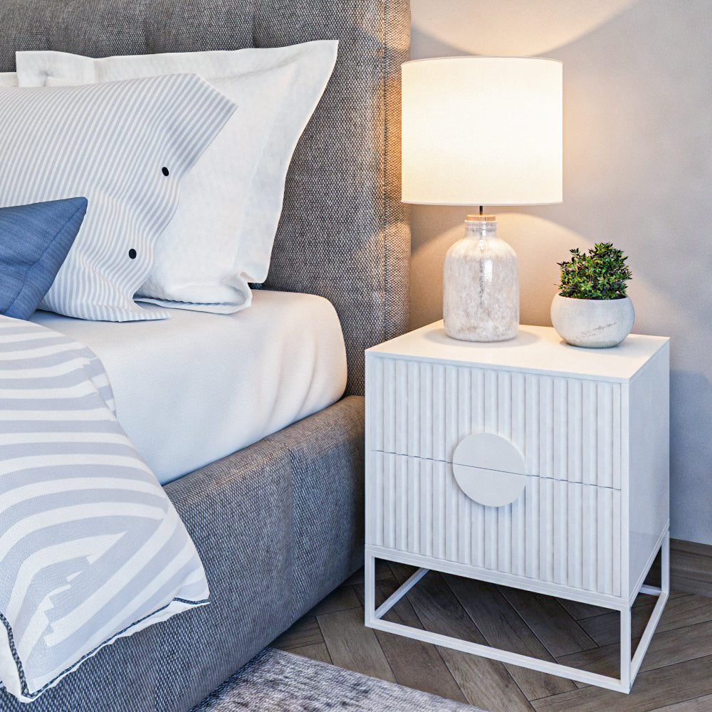 שידת לילה מודרנית לחדר שינה דגם מונה צבע לבן עם ידית בצבע לבן