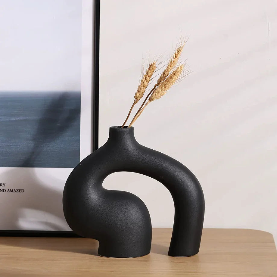 אגרטל מקרמיקה בעיצוב מודרני שחור ואזה אחת