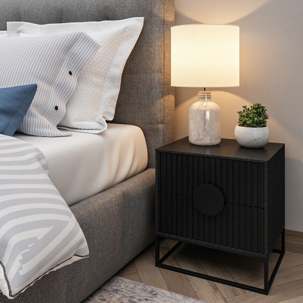 שידת לילה מודרנית לחדר שינה דגם מונה צבע שחור עם ידית בצבע שחור