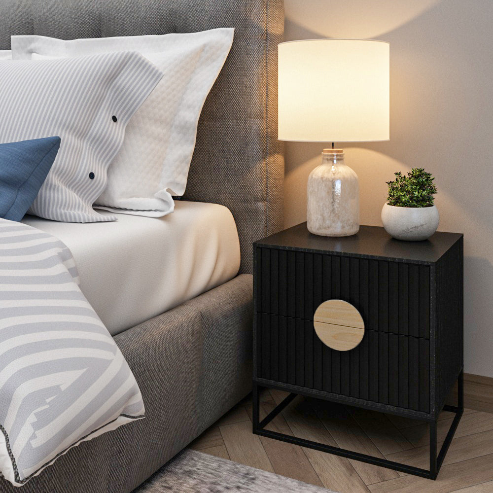 שידת לילה מודרנית לחדר שינה דגם מונה צבע שחור עם ידית בצבע עץ