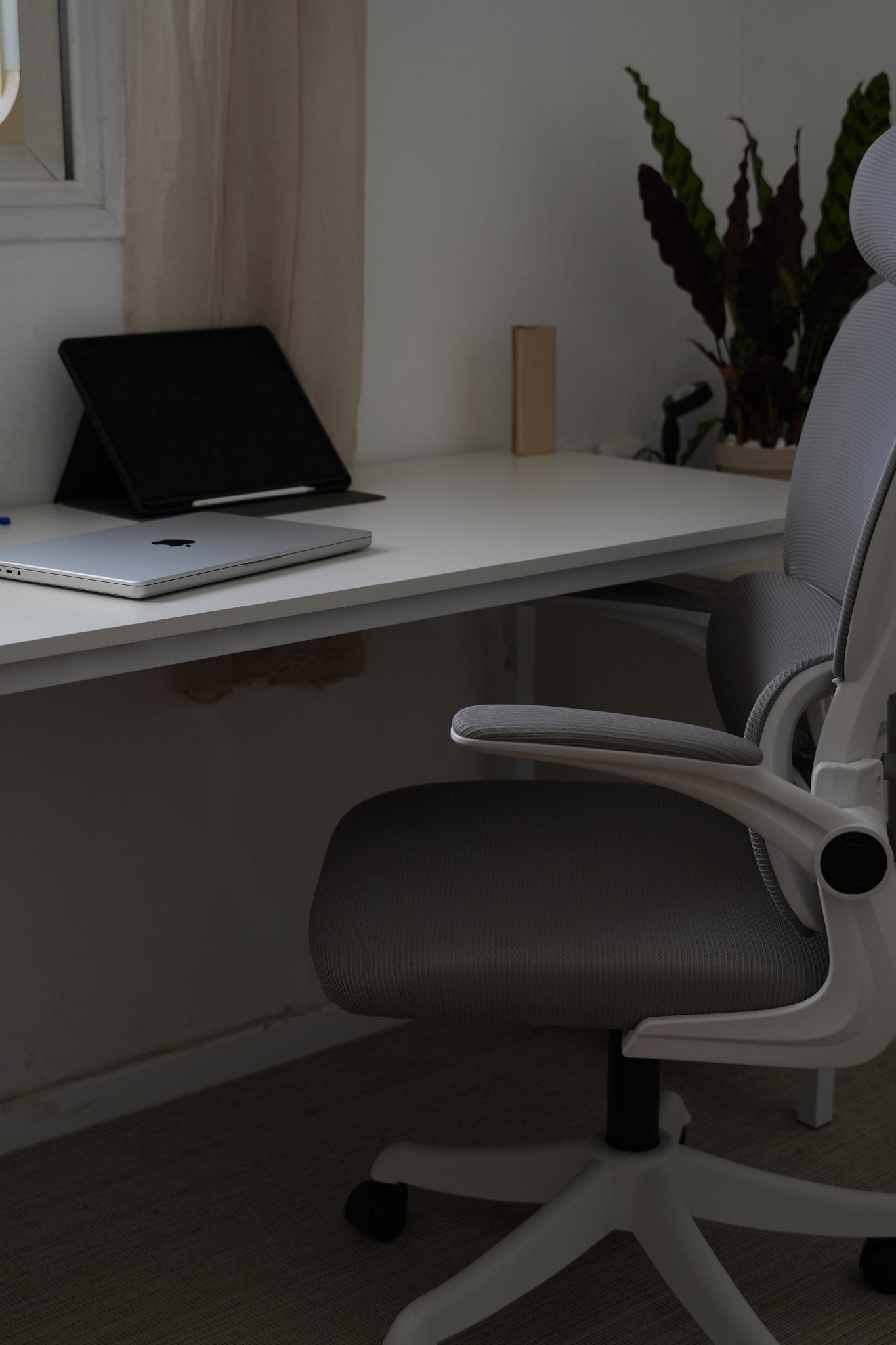 כסא מנהלים פרימיום עם כרית תמיכה ומשענת ראש בצבע אפור\לבן - דגם אלפא