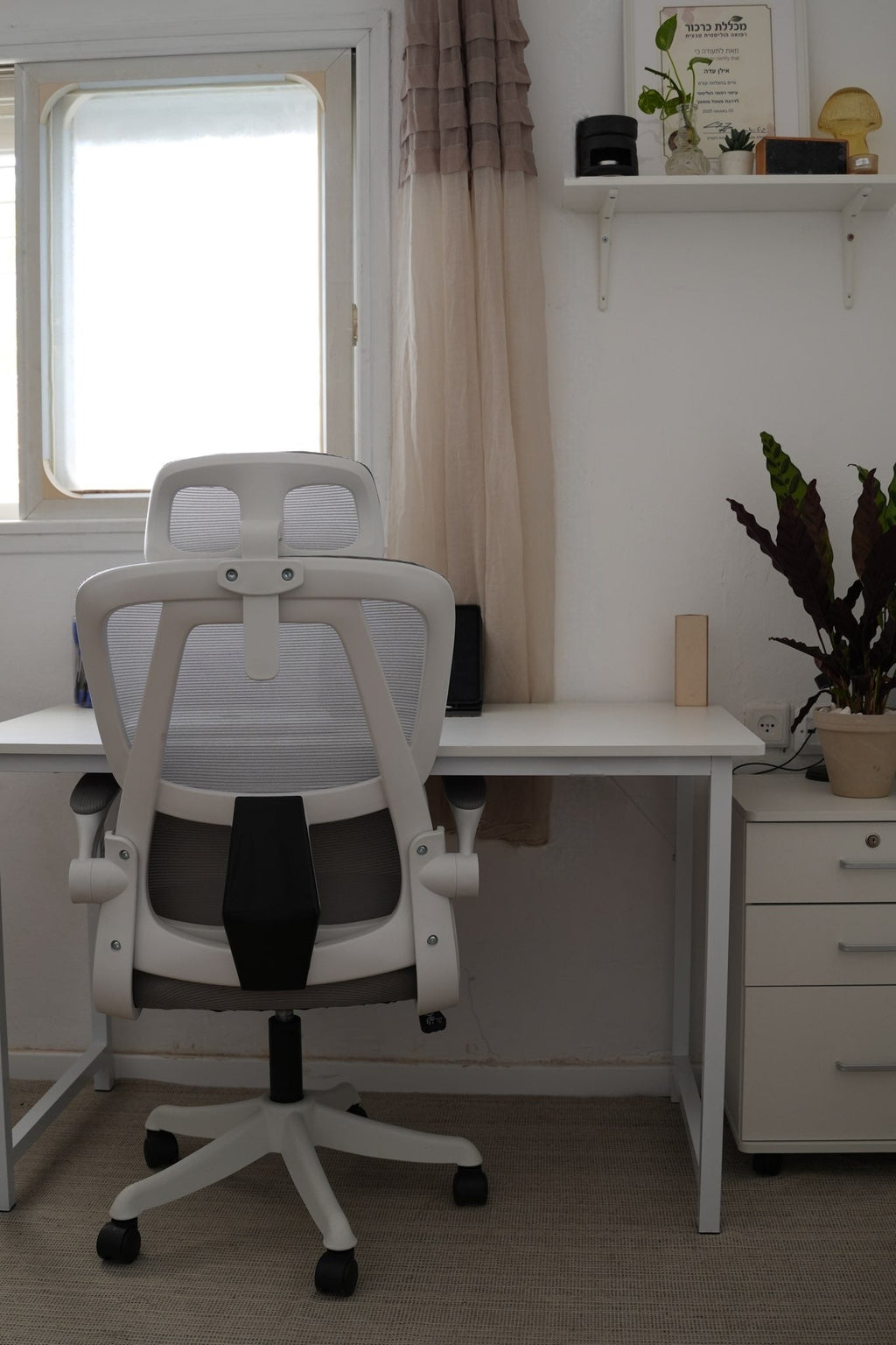 כסא מנהלים פרימיום עם כרית תמיכה ומשענת ראש בצבע אפור\לבן - דגם אלפא