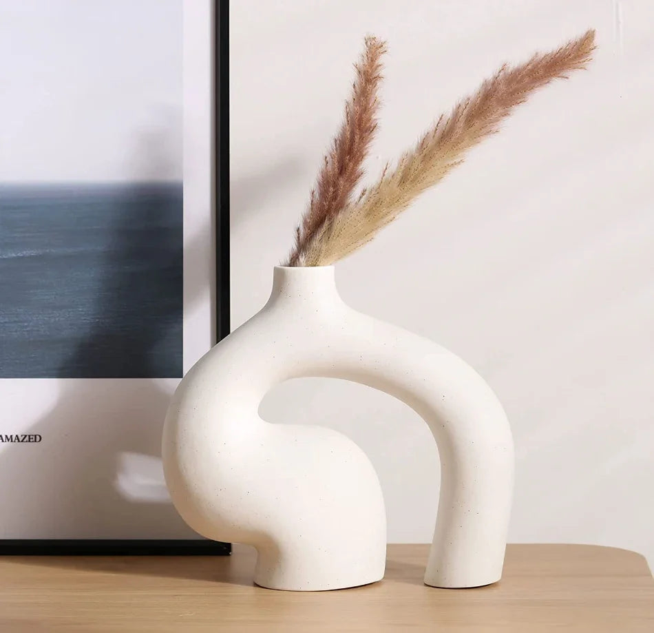 אגרטל מקרמיקה בעיצוב מודרני לבן ואזה אחת